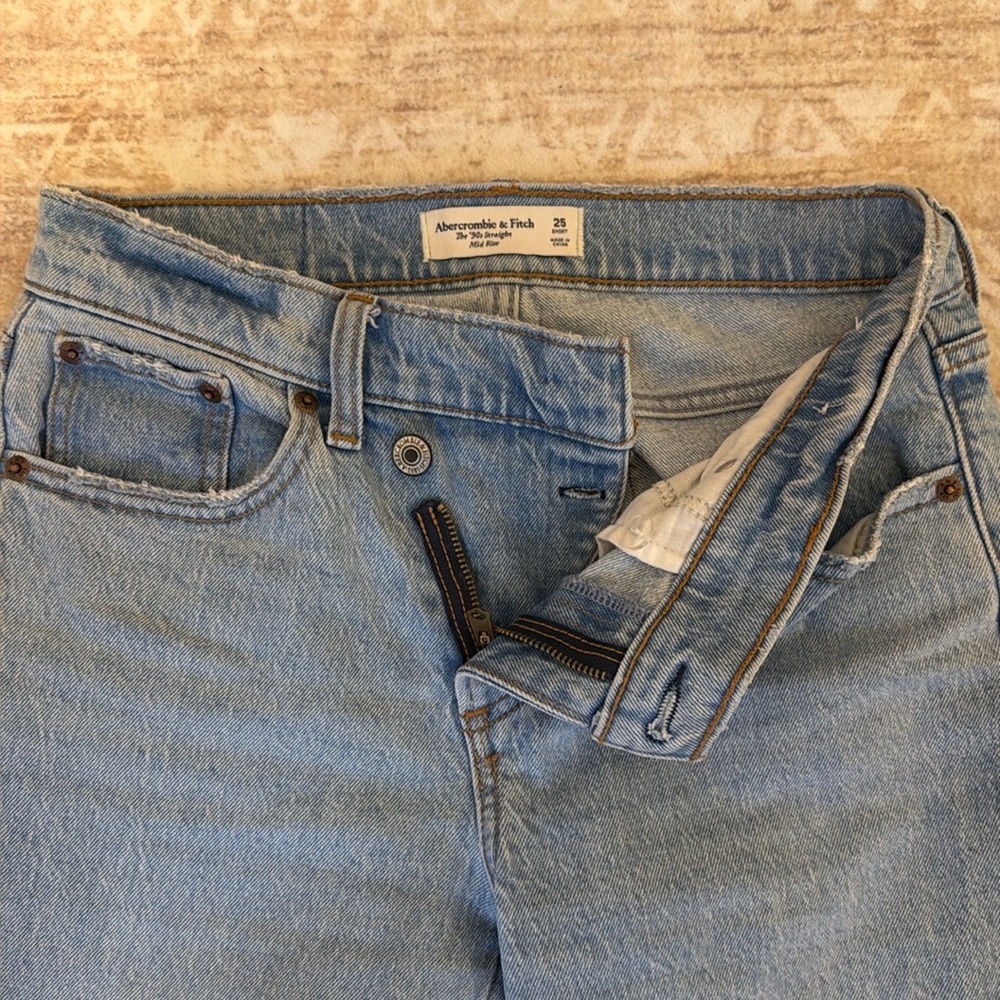 Abercrombie crossover waist band jeans. Mid rise straight leg, light wash